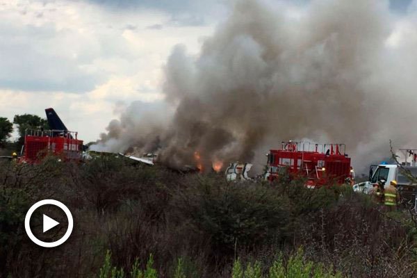 Un avión de pasajeros se estrella en el norte de México