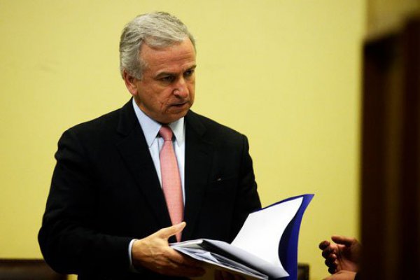 Larraín se enfrenta con Moody´s y acusa contradicciones tras baja de nota