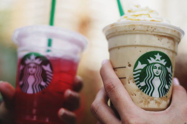 Alibaba distribuirá el café y los productos de Starbucks a domicilio en China