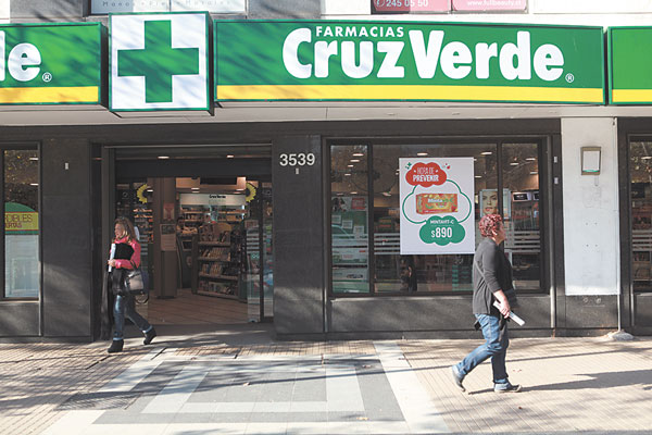 Cruz Verde pide eximir o reducir IVA a los fármacos y advierte que venta libre no bajará precios
