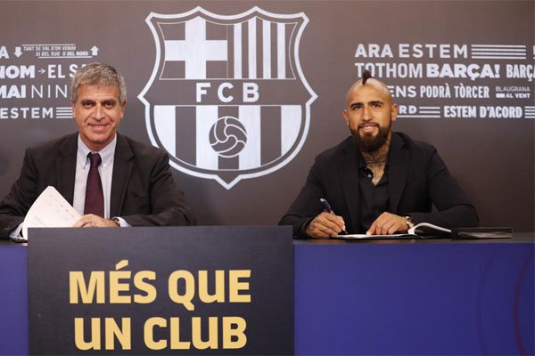 Arturo Vidal supera las pruebas médicas y firma contrato con el FC Barcelona