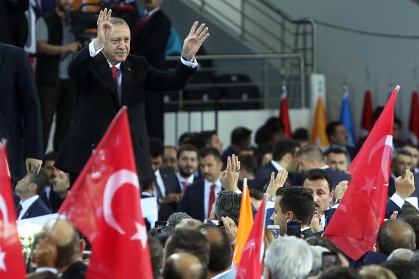 El emergente que no despega: bonos de Turquía anotan rendimiento histórico y la moneda se desploma