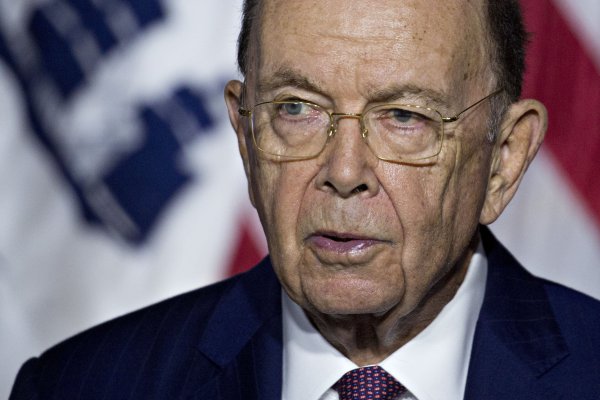 Acusan al secretario de Comercio de EEUU de robar US$ 120 millones a sus socios