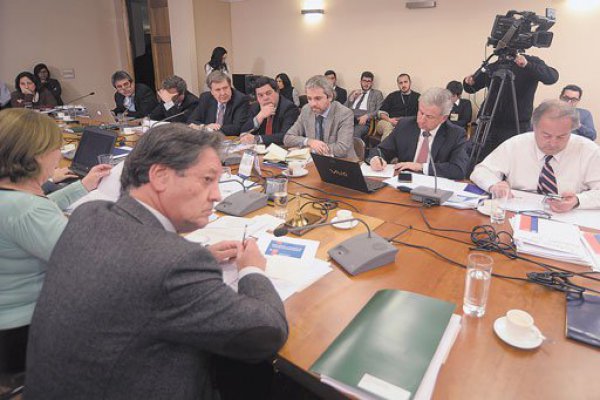 Ministro Larraín compromete nueva propuesta por salario mínimo y logra apoyo DC