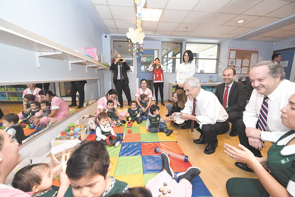 Sala cuna universal tendrá tope de $ 245 mil por niño y CPC plantea compensar con baja de seguro de cesantía