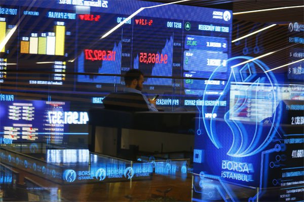 Mercados de Turquía caen y la lira vuelve a desplomarse pese a millonaria inyección de liquidez