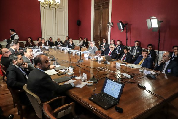 <p>Telefónica y Entel lanzan acusaciones cruzadas en guerra por espectro para el 5G</p>