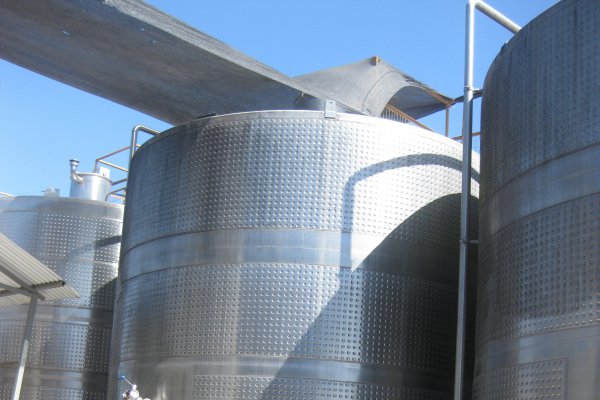 Crean protección antisísmica a bajo costo para estanques de vino