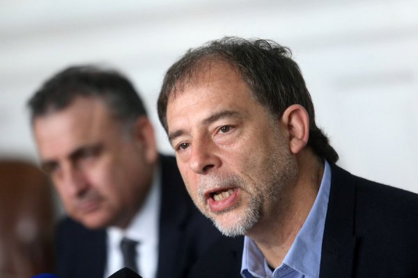 Girardi prepara propuesta que busca fijar nuevo huso horario que se extendería por todo el año