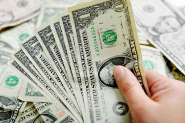 Dólar rompe racha bajista en el mundo y en Chile ante renovados temores comerciales