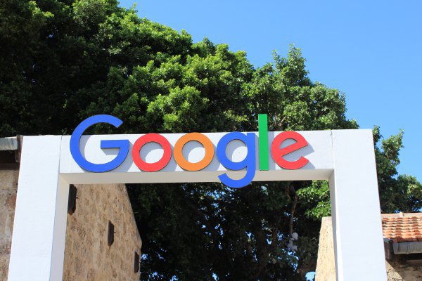 Trump acusa a Google de manipular búsquedas en su contra y amenaza con tomar medidas