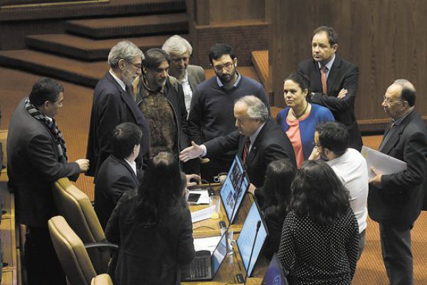 Veto presidencial en salario mínimo eleva tensión de cara a debate tributario