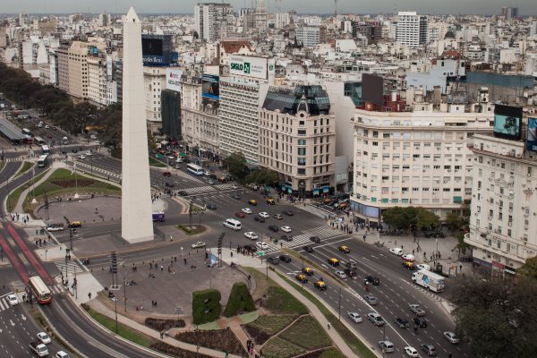 Jornada negra en Argentina: peso se desploma y supera barrera de 34 unidades por dólar pese a anuncios del gobierno