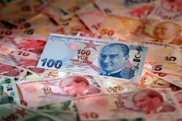Turquía también sufre crisis cambiaria: lira en mínimo tras renuncia de director del banco central