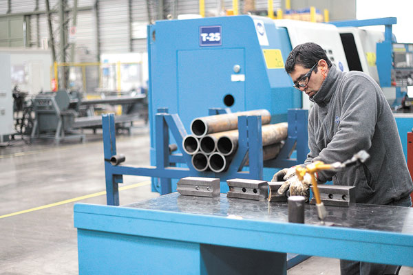 Segundo semestre partió con sorpresiva baja de industria y puso nota de alerta sobre inversión