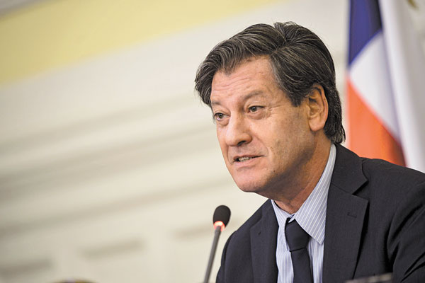 Lorenzini hace propuesta por sueldo mínimo y divide a DC