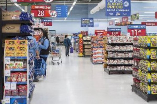 Por alza del dólar proveedores frenan entregas a supermercados