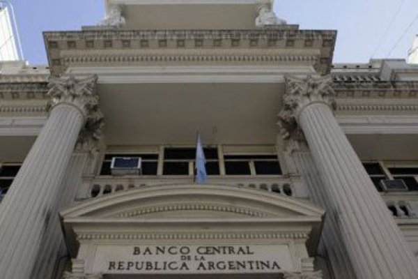 Banco central de Argentina logró moderar derrumbe del peso a último minuto con masiva intervención