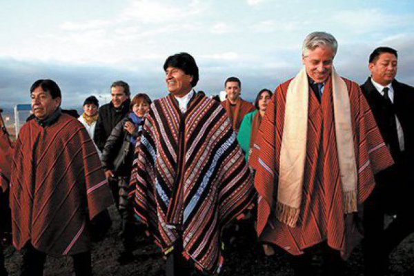 Bolivia cambia canciller y asume el indígena quechua Diego Pary