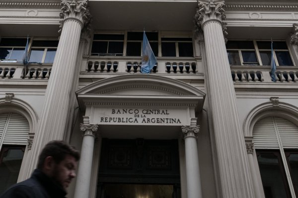 Crisis argentina: peso retoma caídas y obliga al banco central a volver a intervenir