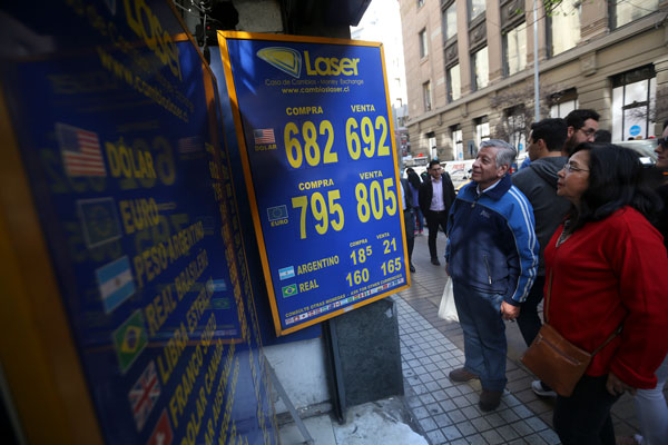 Dólar cerró en $693, subió $50 en un mes