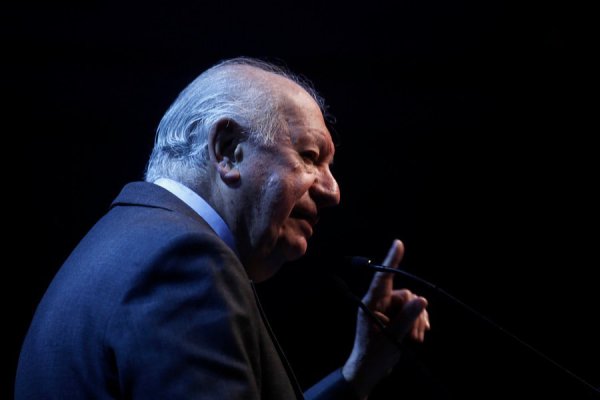Lagos expresa preocupación por "crispación" en la política chilena