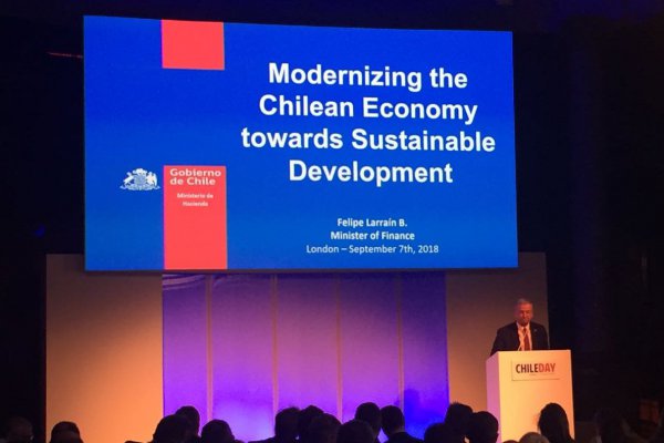 Hacienda alienta a empresarios en Londres: "Chile sigue siendo un país seguro para las inversiones"