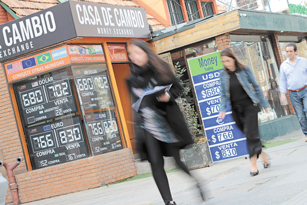 Dólar toca los $ 700 pero termina cayendo por toma de utilidades