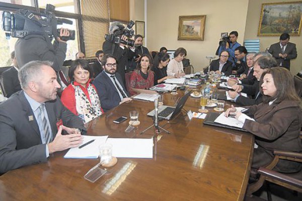 <p>Crisis en Quintero: Fiscalía cita a declarar a trabajadores de ENAP y realizan diligencias en otras empresas</p>