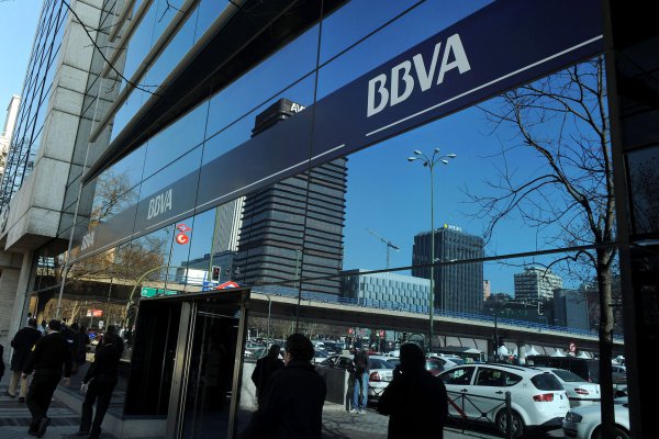 3,36% sube BBVA en Europa por alza de tasas en Turquía