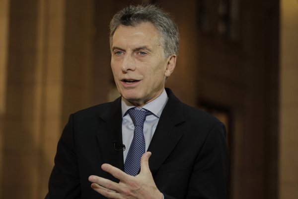 Peso argentino vuelve a hundirse y rompe barrera de $ 40 por dólar por rumores sobre "dolarización"