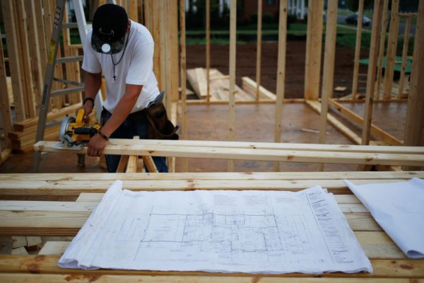 Inicio de construcciones en EEUU sigue firme pero solicitudes de permisos se hunden