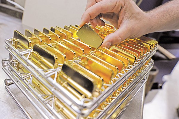 Oro sube por segundo día consecutivo ante estabilidad del dólar