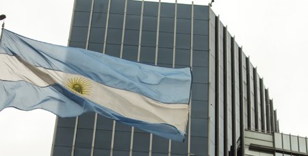 Peso argentino se recupera por expectativas de acuerdo con el FMI