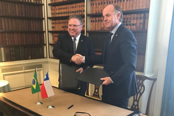 Ministro Walker firma acuerdo para abrir mercado brasileño a productos orgánicos