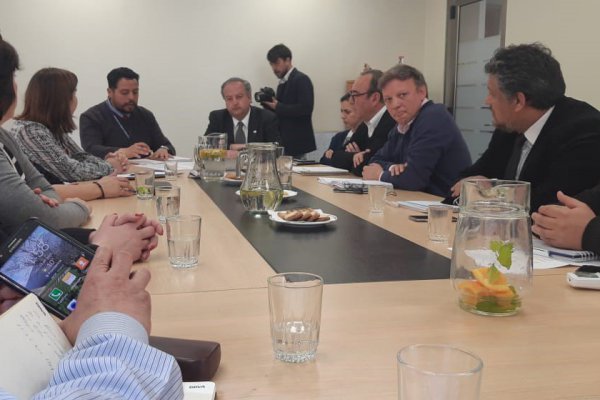 Sindicatos de empresas financieras se reúne con ministro del Trabajo por masivos despidos en el sector