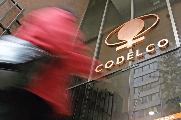 <p>Sindicato de Codelco Andina cumple más de un mes en huelga y empresa asegura que no es "viable" propuesta</p>