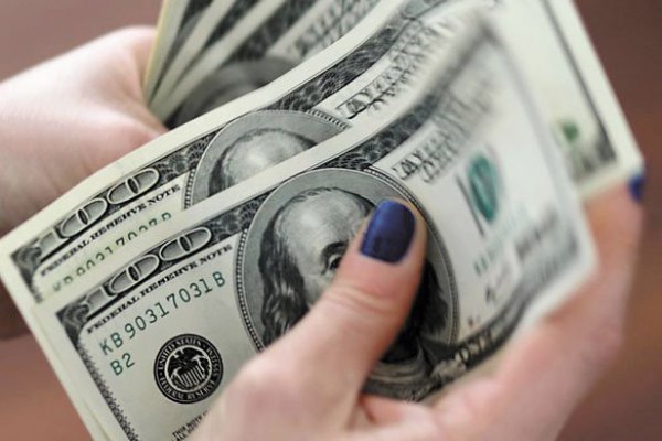 Dólar rebota y cierra sobre los $ 670