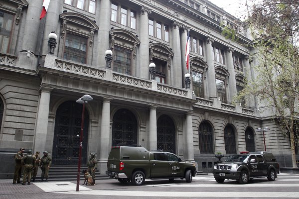 Carabineros descarta existencia de bomba en casa matriz de Banco de Chile