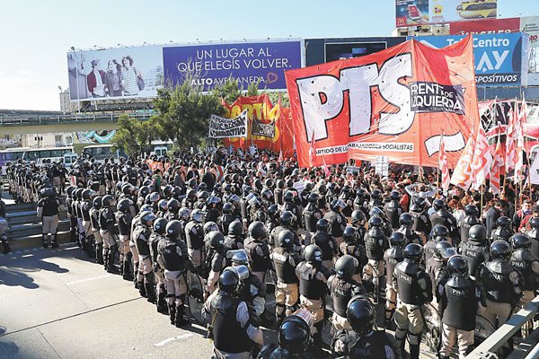 Luis Caputo renuncia al banco central el mismo día en que Argentina se paraliza contra Macri