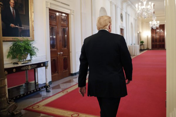 Donald Trump dice que no está "contento" con la subida de tipos de la Fed