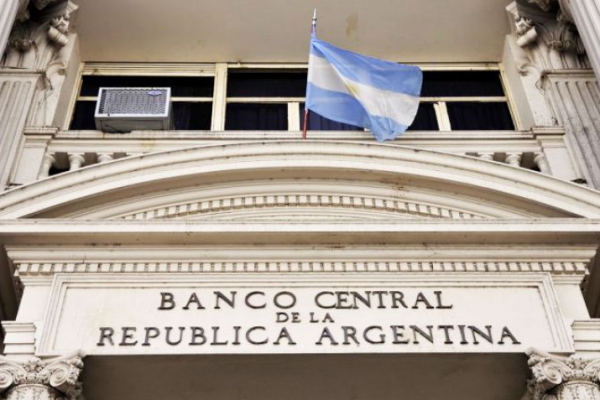 Dólar en Argentina retoma alzas a la espera de nuevo acuerdo con el FMI