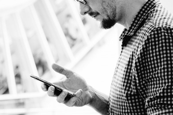 Estudio revela que el 51% de los chilenos comparte la clave de su Smartphone con su pareja