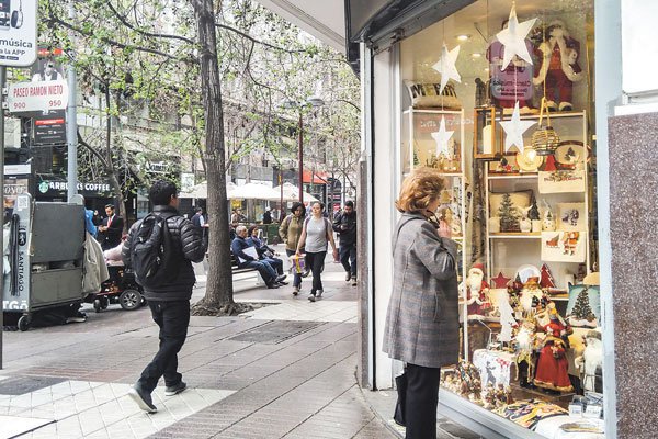 Comercio ya prepara navidad con fuerte caída en las ventas