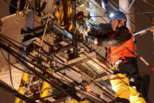 <p>Enel puso en marcha su plan preventivo ante pronósticos de lluvia en Santiago</p>
