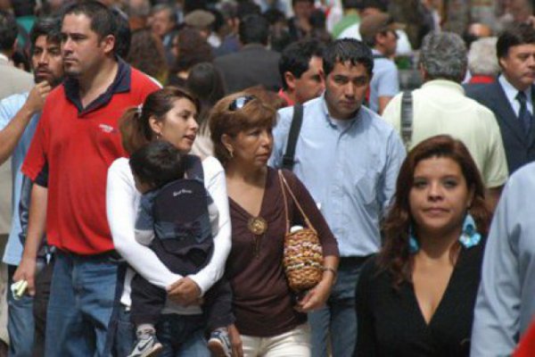 Desempleo vuelve a subir impulsado por fuerte alza de desocupación en las mujeres