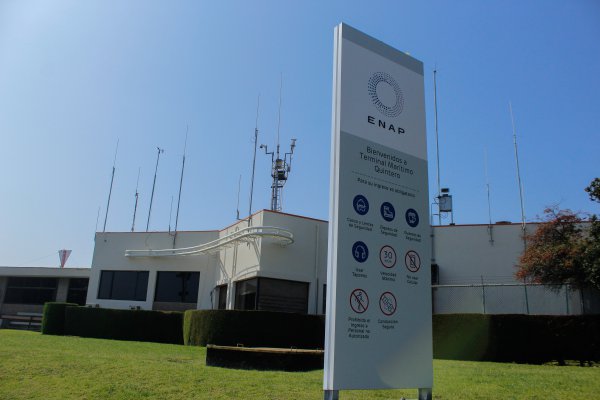 <p>Gerente general de ENAP reconoce que costo de imagen corporativa es “discutible”</p>