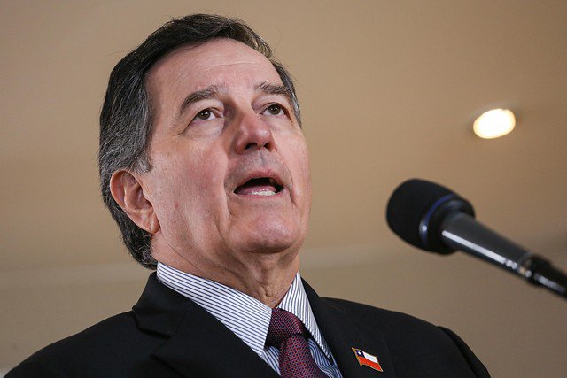 <p>Canciller Ampuero envía tres mensajes a Evo Morales: Acatar, acatar y acatar</p>