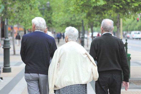 Cada vez más viejos: el alza de la edad promedio de los chilenos y la región que es la más longeva