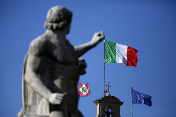 Costo de deuda italiana escala a mayor nivel desde 2014 por presupuesto que desafía a Bruselas